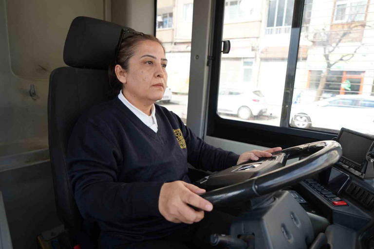 Kırıkkale’nin ilk kadın belediye otobüsü şoförü Özlem Satılmış, çocukluk hayalini gerçekleştirdi