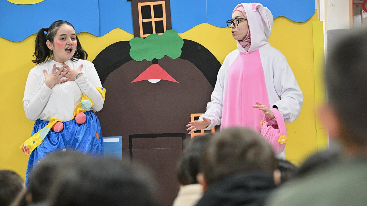 Düzce’de Liseli Kızlardan Köy Okullarına Tiyatroyla Eğitim Desteği