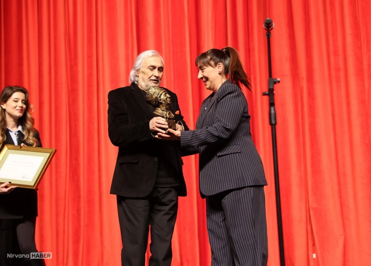Binnur Kaya’ya Dünya Tiyatro Günü’nde İsmail Dümbüllü Ödülü