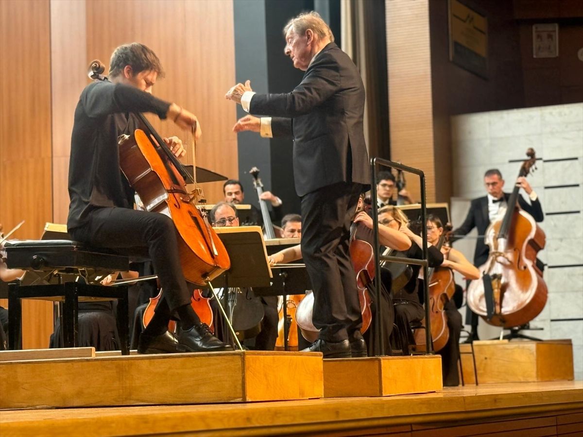 Bursa’da Anma Konserinde Lionel Martin Sahne Aldı