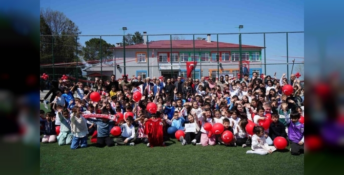 Samsunspor Futbolcuları 23 Nisan’ı Öğrencilerle Kutladı