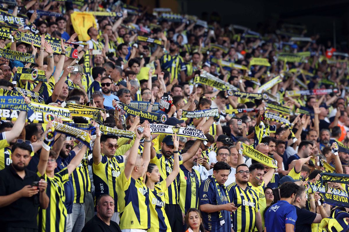 Fenerbahçe’den Derbi Öncesi Taraftara Forma Jesti
